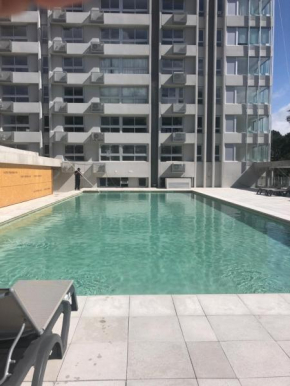 Apartamento Punta del Este piscina abierta y cubierta climatizada gimnasio cancha fútbol Netflix parrillero